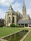 Basilique de La Guerche (vue des jardins de l'hôtel de ville).