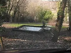 Bassin du château féodal de Villeneuve-de-Marc.