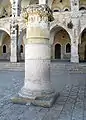Colonne monumentale sur la place Batei Mahase