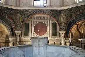Rinceaux paléochrétiens en mosaïque d'or sur fond bleu nuit décorant le baptistère des Orthodoxes de Ravenne, Ve&nbsp;siècle (voir aussi au baptistère du Latran à Rome).