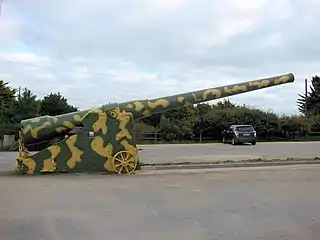 Canon de 240&nbsp;mm repeint aux couleurs de camouflage