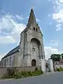 L'église Saint-Wandrille avec son porche.