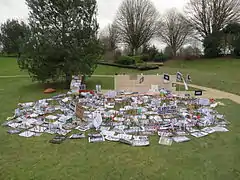 Stèle après la manifestation.