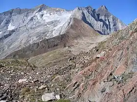 Vue du Petit Vignemale au centre et de la hourquette d'Ossoue (2 734 m) à droite, avec le glacier d'Ossoue, depuis le col de Labas.