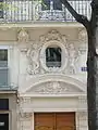 No 52 : encadrement sculpté de l'oculus au-dessus de la porte d'entrée.