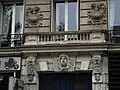 No&nbsp;6 : mascaron sur la porte d'entrée.