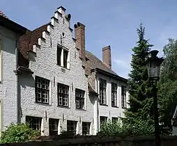 Autre vue sur les maisons no&nbsp;10 et 12. À l’avant-plan, chaperon du mur par lequel les jardinets de devant des maisons sont séparés de l’enclos central.