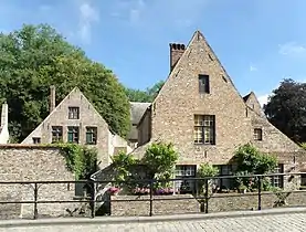 Les façades arrière des maisons no&nbsp;11 (à gauche) et no&nbsp;9 (à droite).