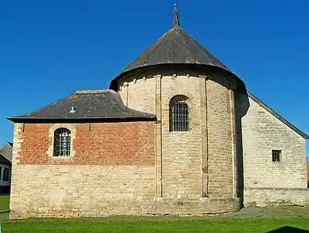 À gauche, la sacristie du XVIIIe&nbsp;siècle et, à droite, la sacristie romane.