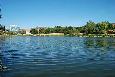 L'Aula Magna à la pointe nord du lac.