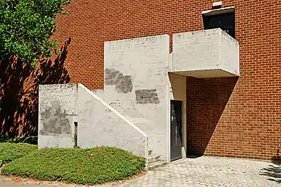 Escalier de secours en « béton brut »à l'arrière des auditoires Sainte-Barbe.