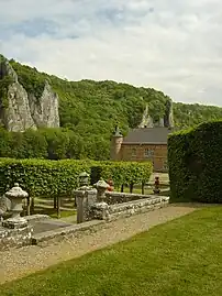 Le jardin et les rochers de Freÿr.