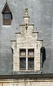 Lucarne à gradins.