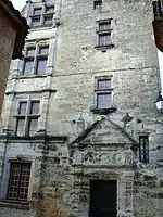 Hôtel Bontemps, maison noble du XIIe siècle sur laquelle a été plaquée en 1520 une façade de style Renaissance. Pendant la guerre de Cent Ans, la maison a été occupée par un Anglais appelé Thomas Bontemps