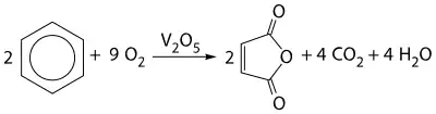 Bilan de la réduction d'oxydation ; réactifs : 2 benzène et 9 dioxygène ; produits : 2 anhydride maléique, 4 dioxyde de carbone et 4 eau