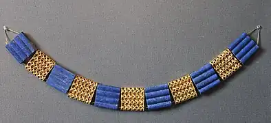 Collier en or et lapis-lazuli provenant d'une tombe d'Assur, XIVe&nbsp;– XIIIe&nbsp;siècle av. J.-C. Pergamon Museum.