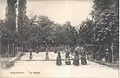 Jeunes filles au tennis du pensionnat Berlaymont à Bruxelles vers 1905.