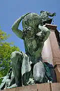 Statue d'Atlas sur le devant