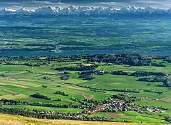 Vue sur le plateau suisse, le lac de Bienne, le canal de Hagneck et les Alpes bernoises.