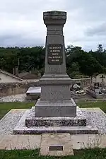 Le monument aux morts dans le cimetière (juil.&nbsp;2011).
