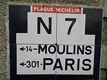 Plaque Michelin de la route nationale 7 indiquant la distance vers Moulins et Paris