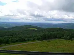 Vue vers le sud-est depuis la tour panoramique ; au milieu de l'image, le lac de Sèchemaille.