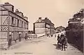 La route d'Orbec sur une carte postale de la fin du XIXe&nbsp;siècle ou du début du XXe&nbsp;siècle.