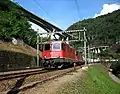 Re 10/10 dans les boucles hélicoïdales de la Biaschina (rampe sud du Gothard), Re 4/4 II 11340 en tête.