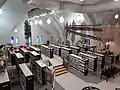Vue sur le chœur depuis la section des adolescents à la mezzanine. On y voit la section pour les jeunes..