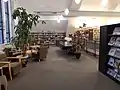 Vue sur une partie de la section des périodiques et des bandes dessinées adultes, à la mezzanine.
