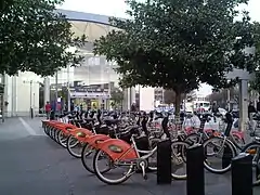 Station de Bicloo no 70, Gare Sud. Un des Bicloo a sa selle retournée (demande de maintenance).