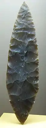 Outil en « feuille de laurier », Solutréen (22&nbsp;000-17&nbsp;000&nbsp;BP).