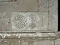 Pierre à peintures (Ve&nbsp;siècle), dans le mur de l'église de Bro&nbsp;(sv)