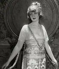 Billie Burke posant pour le Vanity Fair de février 1920