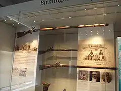 Fusils de traite (Birmingham Museum and Art Gallery). Dans la 2ème moitié du XVIIIe&nbsp;siècle, les Européens vendaient environ 300&nbsp;000&nbsp;fusils par an en Afrique, contribuant à maintenir un état de guerre endémique dont les prisonniers alimentaient le marché aux esclaves.