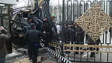 Les opposants entrant dans la cour du palais présidentiel kirghize.