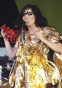 Katya remporte le Snatch Game de la deuxième saison avec son imitation de Björk.