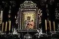 L’icône de la Vierge noire de Częstochowa (Pologne) et la rose d'or qui lui a été décernée.