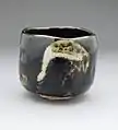 Bol à thé Raku, Shorei (Vieux pin) à décor de grue, 1810-1838, Raku IX (Ryōnyū). Edo. LACMA.