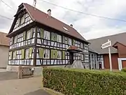 Ancienne ferme, actuellement bibliothèque municipale,1 rue des Prés.