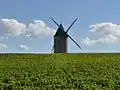 Moulin à vent dans la campagne.