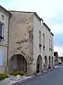 Arcades sur la place du village (août&nbsp;2012).