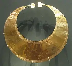 lunule en or, un type d'ornement produit dans les îles britanniques à l'âge du bronze, en particulier en Irlande. Cet exemple, probablement réalisé entre 2&nbsp;400 et 2&nbsp;000 avant J.C., a été trouvé à Blessington, dans l'est de l'Irlande. British Museum