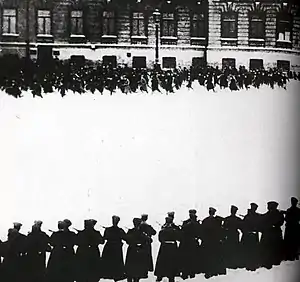 Les soldats tirant sur la foule lors du Dimanche rouge, scène reconstituée tirée du film Devjatoe Janvarja, de Viatcheslav Viskovski, en 1925Alain Jaubert: Le Commissariat aux archives. Éditions Barrault, 1986.