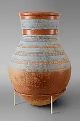 Vase peint à décor en bleu, blanc et noir. XVIIIe&nbsp;dynastie, v. 1353–1336 règne d'Akhenaton