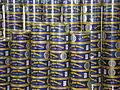 Pouldreuzic : la boutique de « La Maison du Pâté Hénaff », empilement de boîtes de pâté Hénaff de 1&nbsp;kg.
