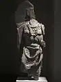 Bodhisattva. Région du Kâpîssâ, monastère du Karratcha. Afghanistan. Schiste, IIe – IIIe&nbsp;siècle. Musée Guimet