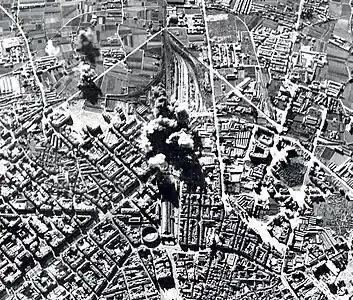 Bombardement de la gare du Nord de Valence par des avions italiens en 1937, durant la guerre d'Espagne.