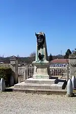 Le monument aux morts devant l'église (avr.&nbsp;2012)