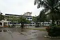 Vue d'ensemble du parking présidentielle de Bonanjo à Douala au Cameroun